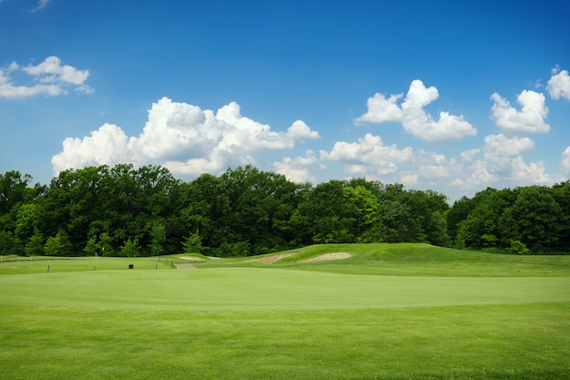 Bunkers de gramado e areia para golfe no campo de golfe
