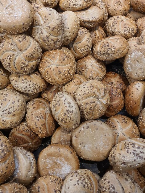 Buns Kaiser rolls rollos de Viena con lino y semillas de lino en una panadería