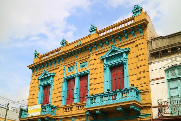 Bunt bemalte Fassade des historischen Gebäudes im Stadtteil La Boca von Buenos Aires Argentinien