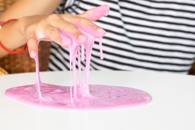 Bunt vom selbst gemachten Spielzeug nannte Schleim, die Kinder, die Spaß haben und durch Wissenschaft exper, kreativ sein