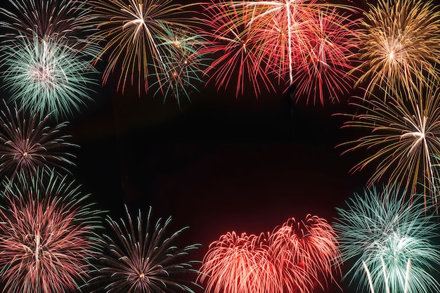 Bunt von den Feuerwerken im Festival des neuen Jahres des Feiertags auf schwarzem Himmel.