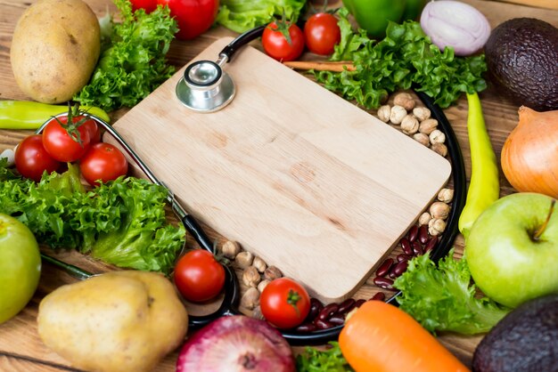 Bunt von frischem Bio-Gemüse und Salat zum Kochen von Diät und gesundem Essen. Füllhorn der Herbsternte.