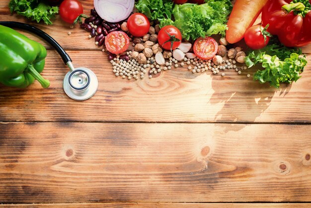 Bunt von frischem Bio-Gemüse und Salat zum Kochen von Diät und gesundem Essen. Füllhorn der Herbsternte.