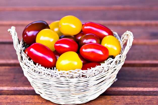 Bunt von frischen, roten und gelben Kirschtomaten im Vordergrund.