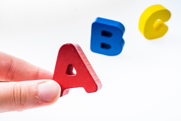 Foto bunte abc-buchstaben aus holz