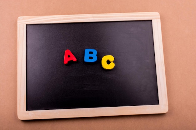 Bunte ABC-Buchstaben aus Holz