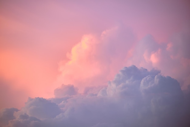 Bunte Abendlandschaft mit weichen pastellfarbenen Wolkengebilden auf Aquarell getöntem Sonnenuntergangshimmel. Abstrakter Naturhintergrund.