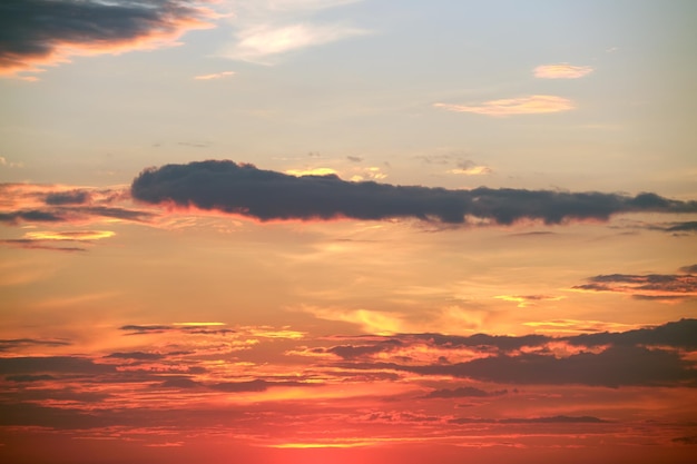 Bunte Abendlandschaft mit weichen pastellfarbenen Wolkengebilden auf aquarellfarbenem Sonnenuntergangshimmel Abstrakter Naturhintergrund