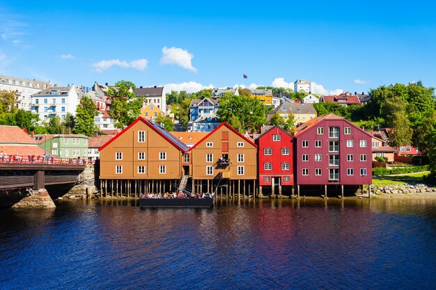 Bunte alte Häuser am Ufer des Flusses Nidelva im Zentrum der Altstadt von Trondheim, Norwegen