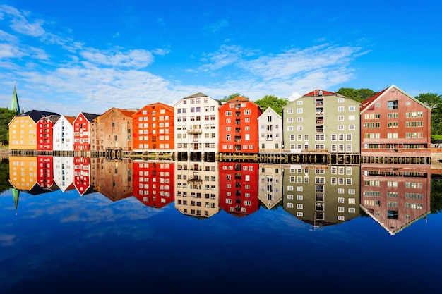 Bunte alte Häuser am Ufer des Flusses Nidelva im Zentrum der Altstadt von Trondheim, Norwegen