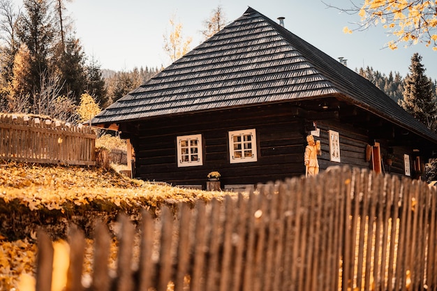 Bunte alte Holzhäuser in Vlkolinec Unesco-Erbe Bergdorf mit Volksarchitektur Magurka Liptov Slowakei