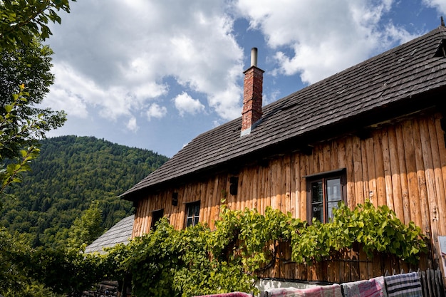 Bunte alte Holzhäuser in Vlkolinec Unesco-Erbe Bergdorf mit Volksarchitektur Vlkolinec Ruzomberok Liptov Slowakei