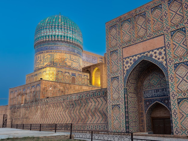 Bunte alte usbekische Moschee beleuchtet gegen den blauen Nachthimmel Samarkand Usbekistan