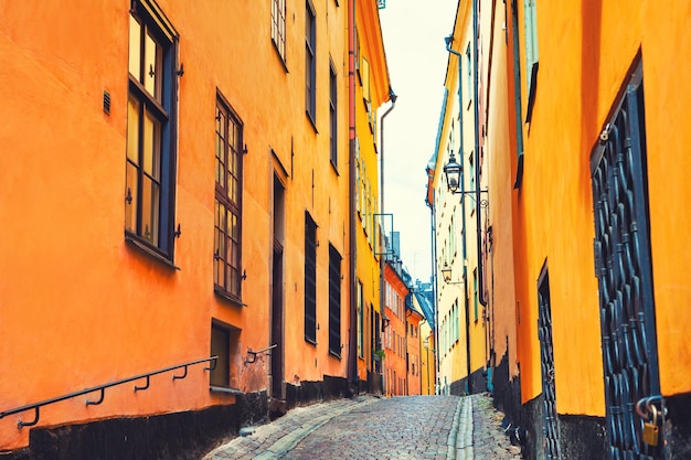 Bunte Architektur in der Altstadt von Stockholm Schweden Gelb gestrichene Fassaden der Häuser