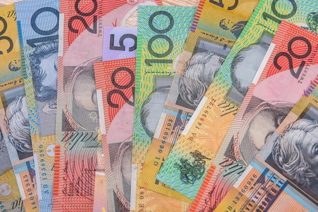 Bunte australische Dollar-Banknoten hautnah auf dem Tisch