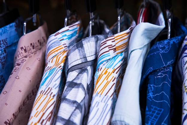 Bunte Auswahl an Hemden, die in einem Bekleidungsausstellungsraum Cluseup Focus hängen