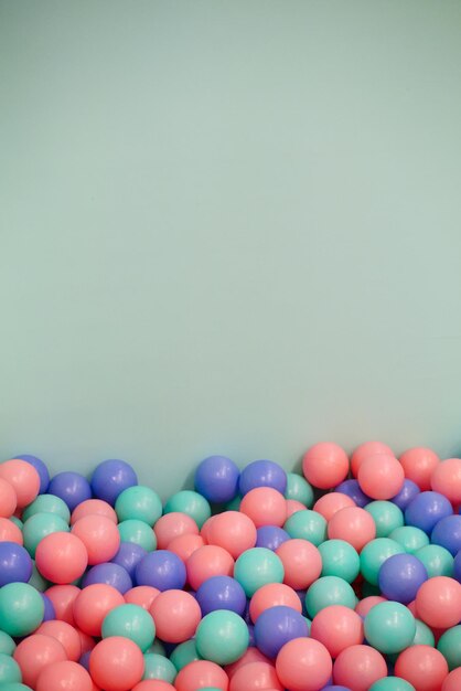 Bunte Bälle in einem Indoor-Spielplatz für Kinder