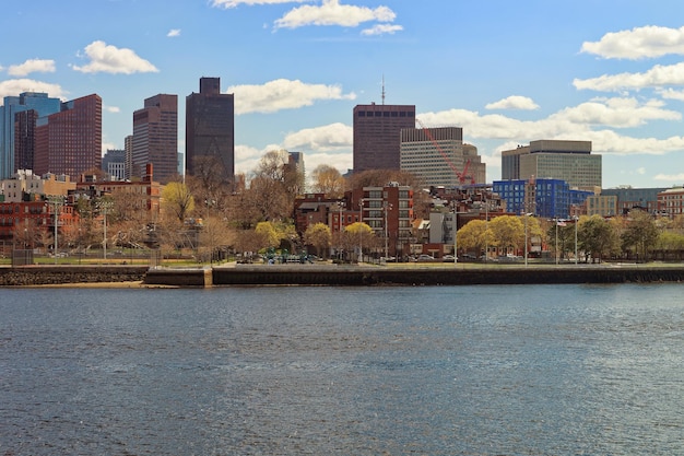 Bunte Bäume und die Skyline von Boston in den Vereinigten Staaten von Amerika. Die Stadt wurde 1630 von Puritanern gegründet, die aus England kamen. Heutzutage ist es eine der ältesten Städte in den USA.