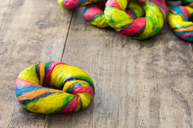 Bunte Bagel auf rustikalem Holztisch