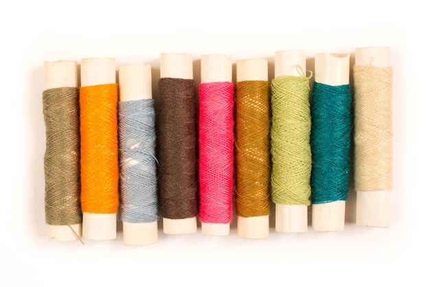 Foto bunte baumwollgarne auf rollen zum nähen garnspulen, die in der stoff- und textilindustrie verwendet werden