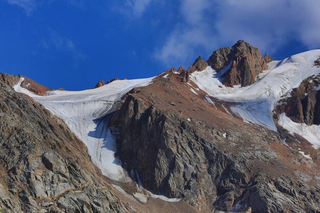 bunte Berglandschaft mit schneebedeckten Gipfeln