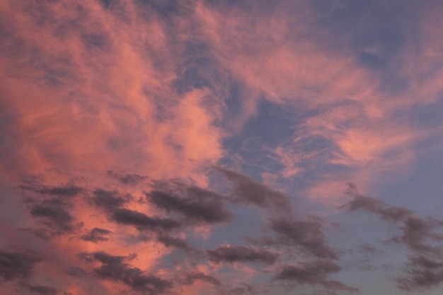 Bunte bewölkte Dämmerung schöner Himmel Stadtbild Sonnenuntergang und Sonnenaufgang am Morgen. Dramatische Abendnacht