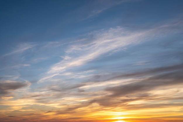 Bunte bewölkter Himmel bei Sonnenuntergang Farbverlauf Himmel Textur abstrakter Natur Hintergrund Schöner bunter dramatischer Himmel mit Wolken bei Sonnenuntergang oder Sonnenaufgang