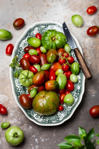 Bunte Bio-Tomaten in einem Vintage-Teller