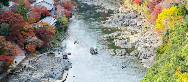 Bunte Blätter Berge und Fluss Katsura in Arashiyama Landschaftswahrzeichen und beliebt für Touristenattraktionen in Kyoto Japan Herbst Herbstsaison Urlaubs- und Sightseeing-Konzept