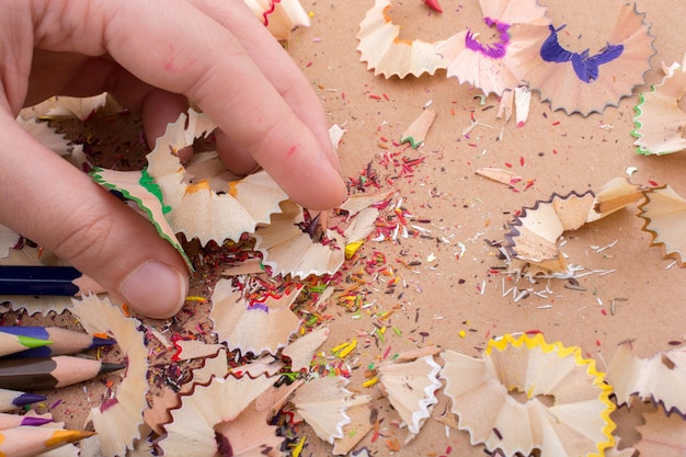 Bunte Bleistiftspäne in der Hand