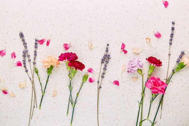 Bunte Blumen auf natürlichem Hintergrund Wunscheinladung Geburtstag Hochzeit Muttertag der Frauen kreativer Hintergrund flach liegen Kopierraum