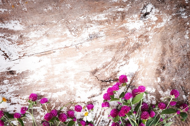 Foto bunte blumen bouquet auf vintage holz hintergrund. vintager farbton