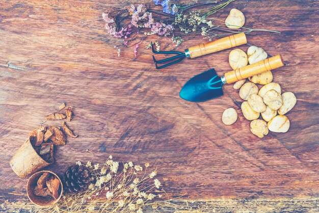 Bunte Blumen des Sommers auf hölzernem Hintergrund der Weinlese