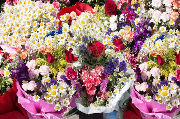 Bunte Blumen in Vase auf dem Blumenmarkt