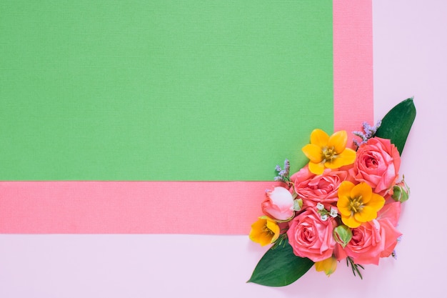 Bunte Blumenzusammensetzung der flachen Lage auf hellem Papier, sauberer freier Raum