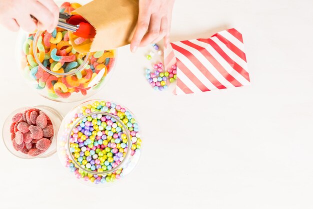 Bunte Bonbons auf einem weißen Tisch.