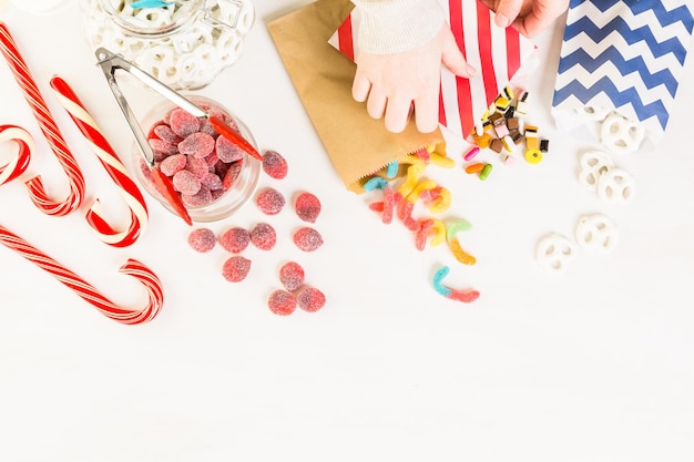 Bunte Bonbons auf einem weißen Tisch.