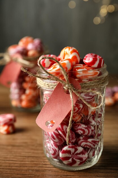 Bunte Bonbons auf Holztisch Nahaufnahme