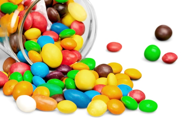 Bunte Bonbons auf weißem Hintergrund