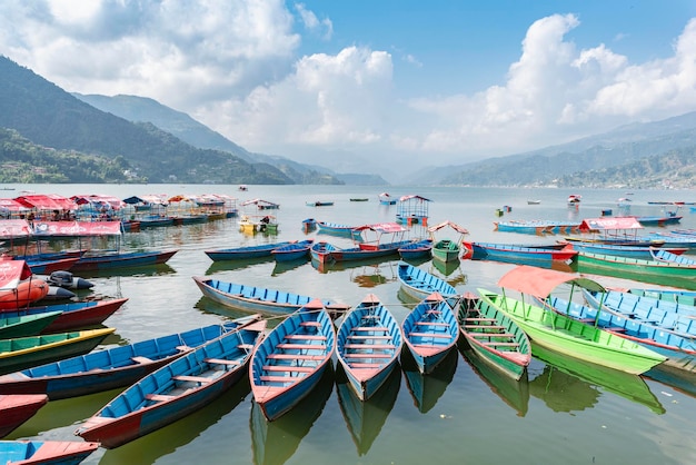 Bunte Boote am Ufer des wunderschönen Phewa-Sees Pokhara Nepal mit Annapurna-Strecke im Hintergrund