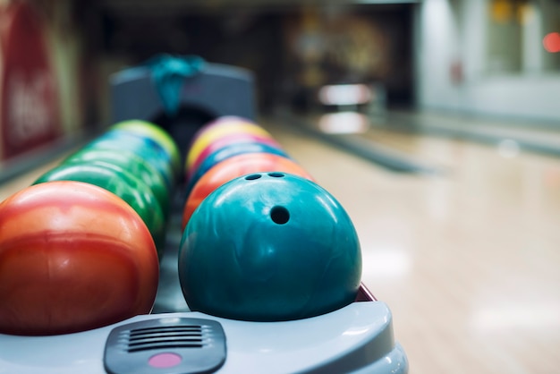 Foto bunte bowlingkugeln im bowlingclub.