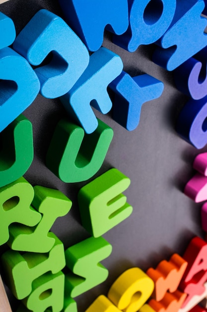 Foto bunte buchstaben aus holz