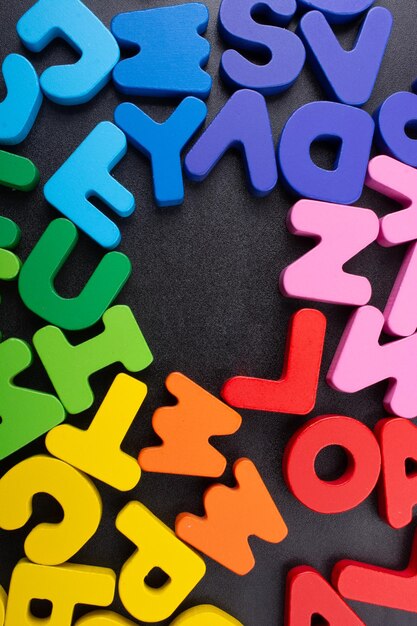 Foto bunte buchstaben des alphabets aus holz