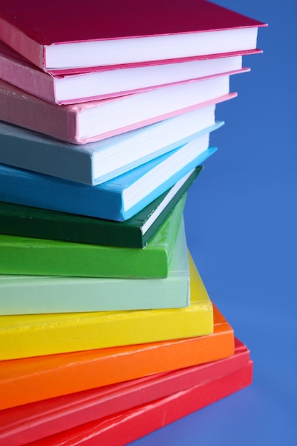 Bunte Bücher auf Blau