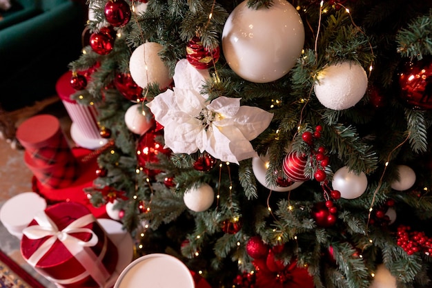 Bunte Christbaumkugeln hängen vom Weihnachtsbaum Bunte Kugeln Dekoration auf grünem Weihnachtsbaum Hintergrund frohes neues Jahr Winterfeiern