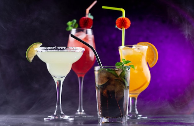 Bunte Cocktails mit Tuben stehen auf dem Tisch