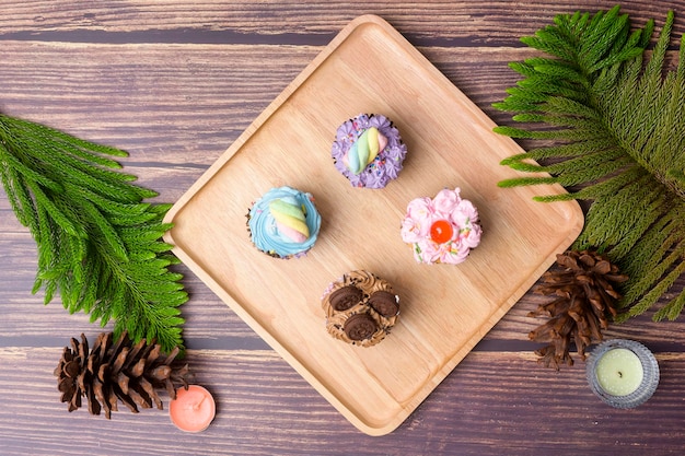 Bunte Cupcakes auf Holztisch