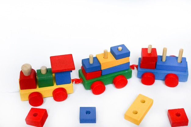 Bunte Dampflokomotive auf weißem Hintergrund Platz für Text. Kinder Spielzeug Hintergrund.