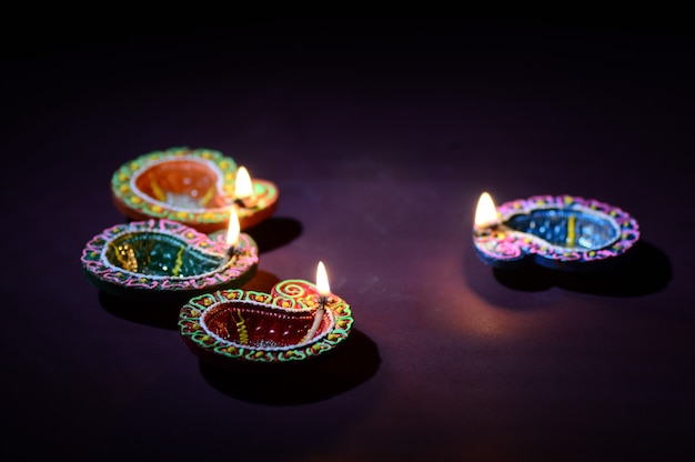 Bunte Diya-Lampen aus Ton, die während der Diwali-Feier beleuchtet wurden. Grußkarten-Design Indisches Hindu-Licht-Festival namens Diwali.