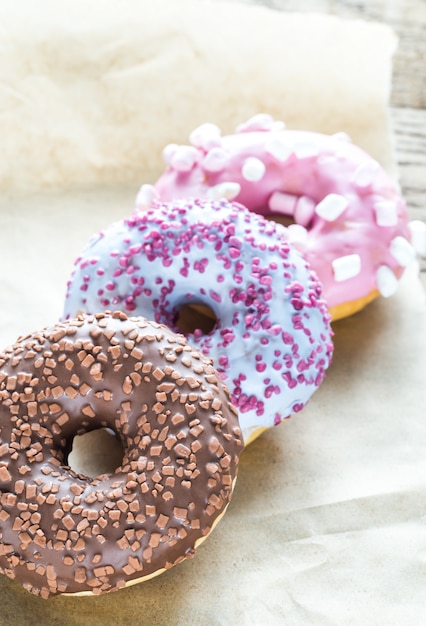 Bunte Donuts auf dem Backpapier